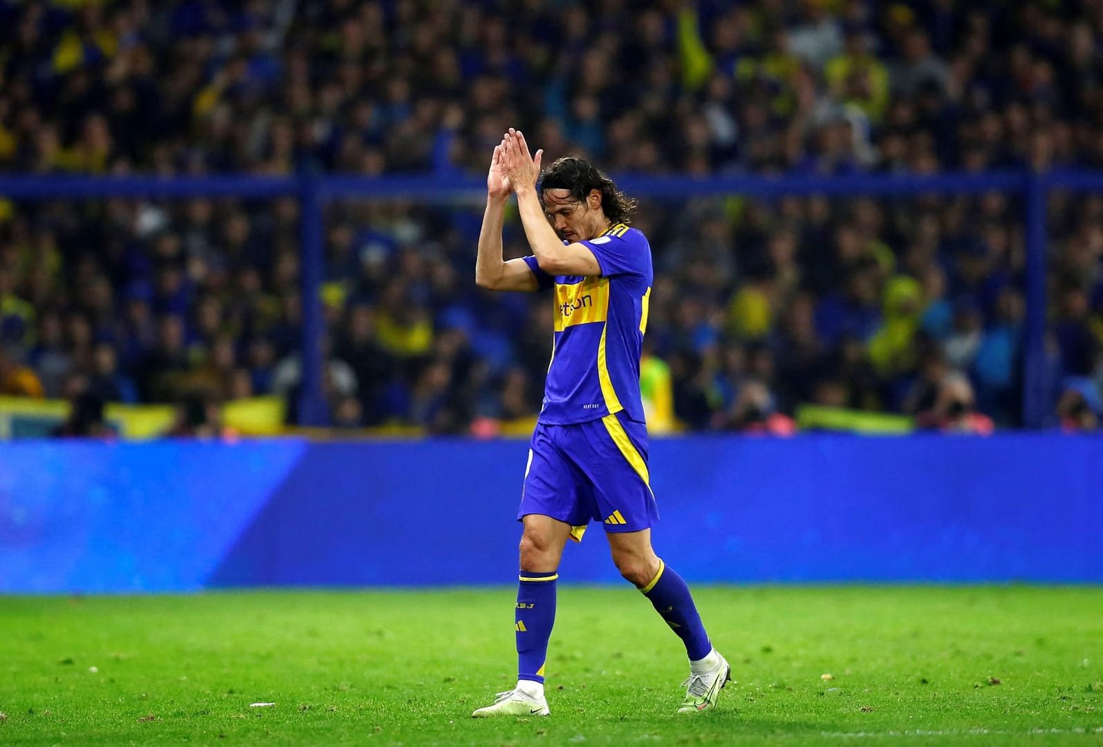 ¿Edinson Cavani bajo un hechizo?